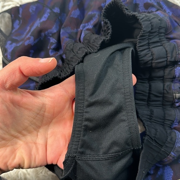 Lululemon Hotty Hot Short Mini Hounds Camo Emperor Blue Black / Black - Picture 3 of 6